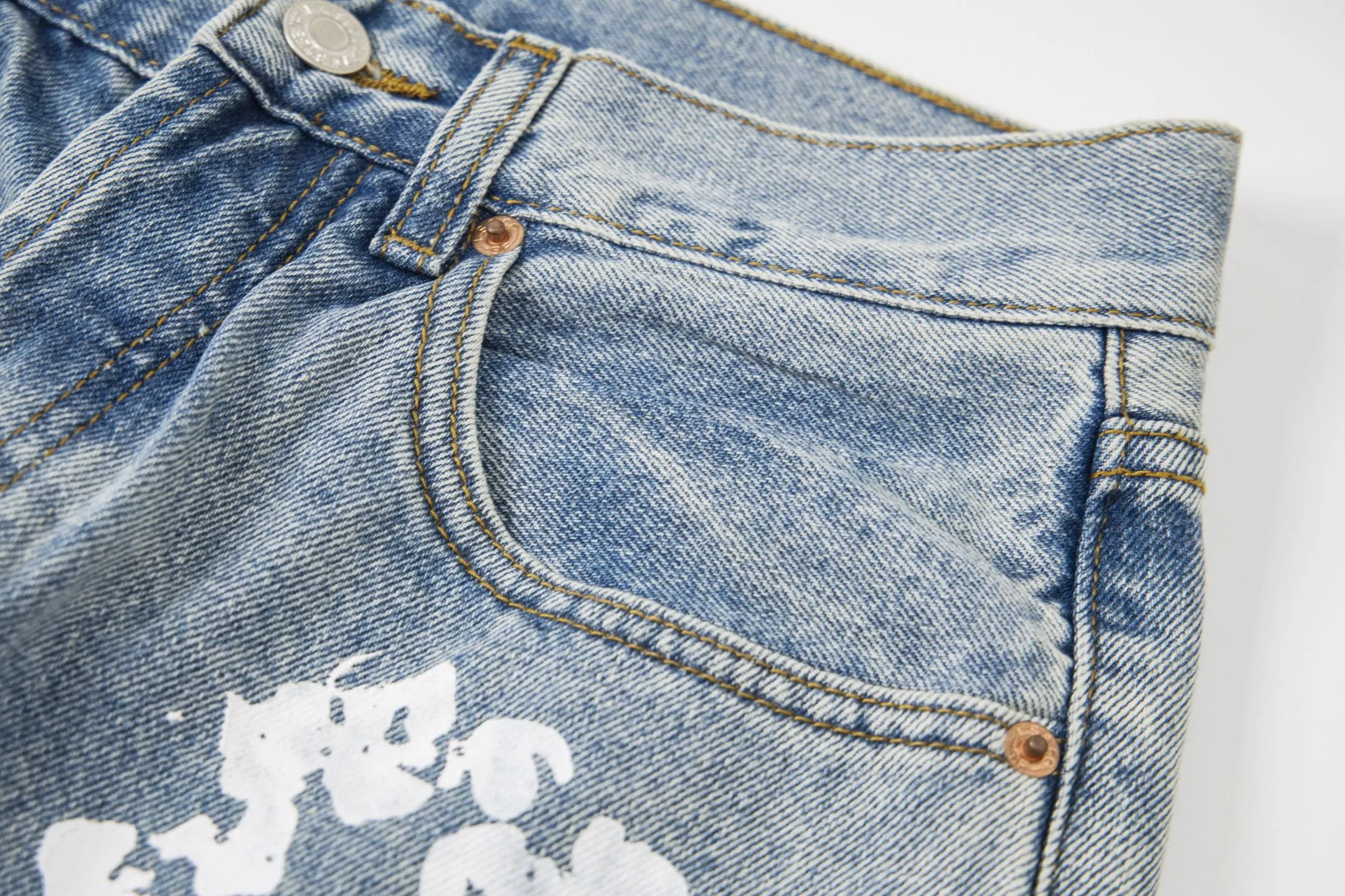 #8197 P220💰 DENIM TEARS Kapok American niche brand printed washed straight jeans. Produced by a major washed factory. Full of high-end feel. Knee part destroyed design with patchwork design. Already used as facade design. Leather waist nameplate. The focus of this style is not on washing, but on the destroyed shape and version. The secret lies in the craftsmanship of the master. The cost of post-production grinding, machining, knife cutting, etc. is far beyond comparison with assembly line products. Color: black, blue, gray. Size: 28-36 (corresponding to S-XXL)